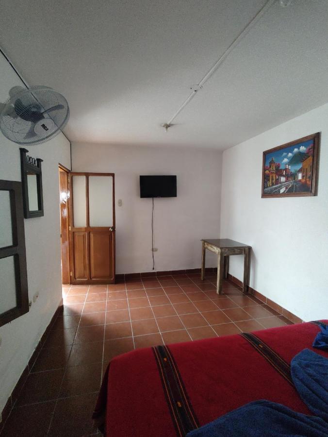אנטיגואה גואטמלה Francisco'S Rest House Hotel מראה חיצוני תמונה