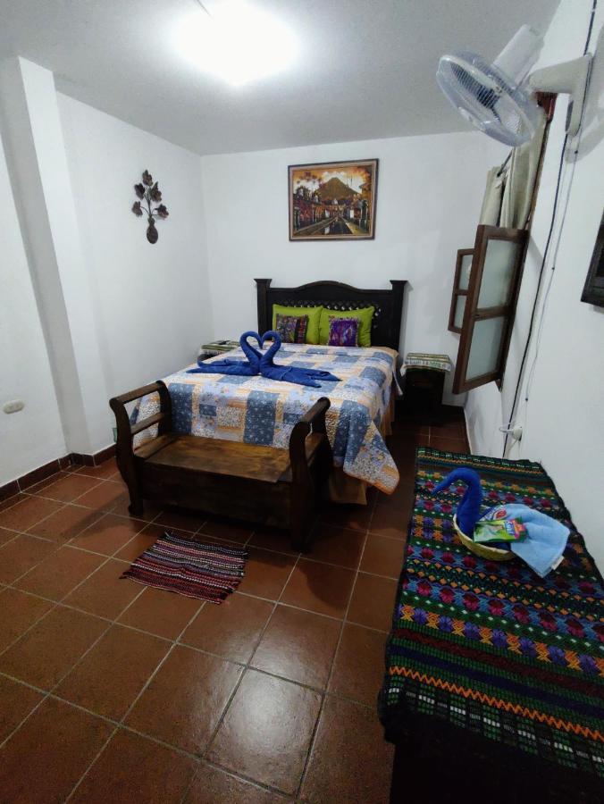 אנטיגואה גואטמלה Francisco'S Rest House Hotel מראה חיצוני תמונה