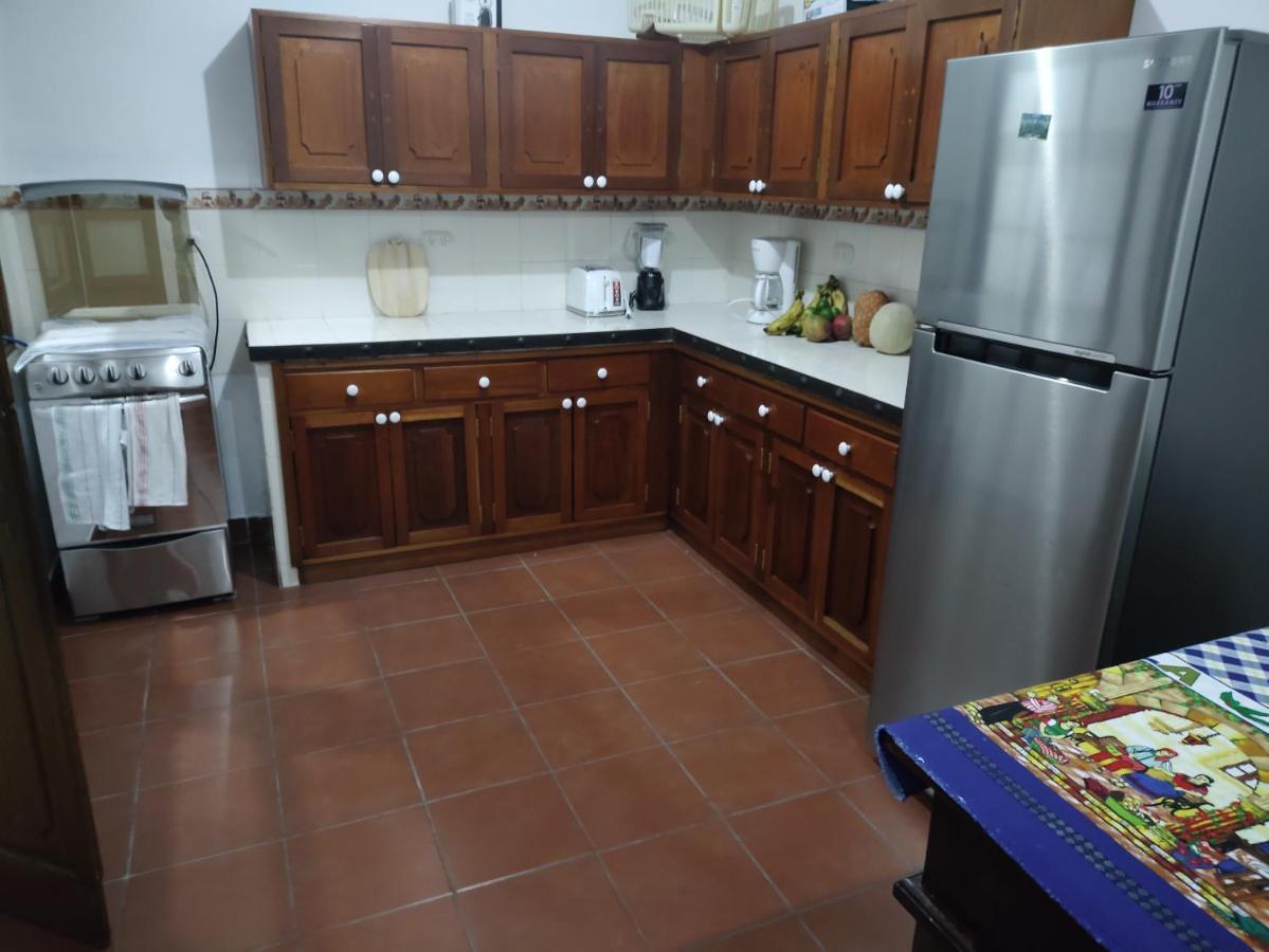 אנטיגואה גואטמלה Francisco'S Rest House Hotel מראה חיצוני תמונה