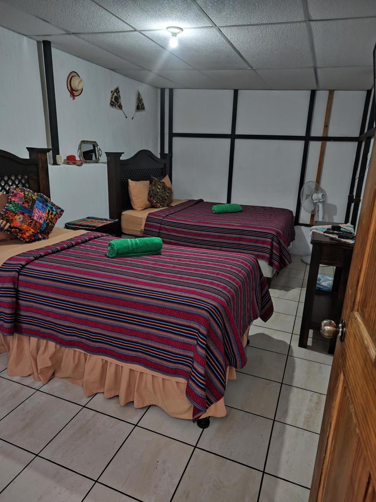 אנטיגואה גואטמלה Francisco'S Rest House Hotel מראה חיצוני תמונה